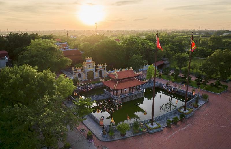 Một góc yên tĩnh trong khuôn viên chùa Linh Phong, có thể là một hành lang, khu vườn nhỏ với cây xanh và tượng Phật nhỏ, toát lên vẻ tĩnh mịch.